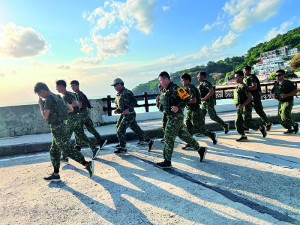 官兵實施長跑訓練。(圖：丁駿驣 )