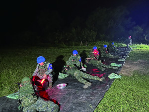 官兵實施射擊。（圖：簡慈儒）