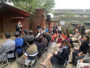 　旅台鄉親曹筱玥策展《馬祖藍眼淚奇幻展》開幕典禮，副縣長陳冠人代表縣府前往致意，肯定曹教授傑出貢獻，祝福展出圓滿成功。（圖：連江縣政府）