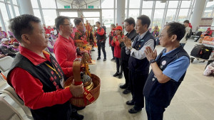 　桃園龍德宮進香團600人結束行程搭乘「新臺馬輪」返台，縣長王忠銘、副議長林明揚、議員周瑞國前往碼頭歡送，向「四媽祖」合掌鞠躬。（圖／文：曹重偉）