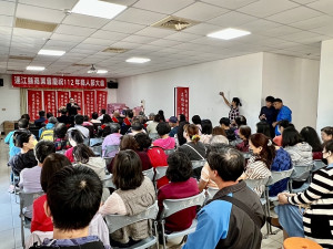 連江縣商業會30日舉辦112年商人節慶祝大會,會中表揚年度12位模範商人。(圖/文:馮紹夫)