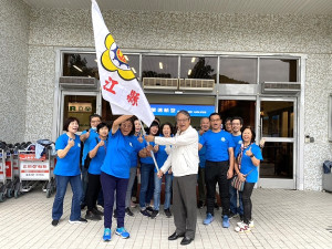 連江縣環保志工隊28日赴台參加全國環保志工群英會,秘書長張龍德授旗勉勵,一舉獲得資源分類王、資源灌籃高手、環境保衛戰3項特優(圖:環資局)