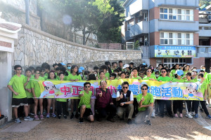 　中正國中小31日歡度53週年校慶，副縣長陳冠人頒獎表揚校外比賽表現績優人員，並依往例進行體能訓練好傳統－秋桂山路跑活動。（圖／文：曹重偉）