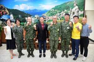　馬防部指揮官陳文星調任參謀本部作戰及計畫參謀次長，縣長王忠銘頒贈榮譽縣民證，新任指揮官由陸軍副參謀長黃先任升任（左三）。（圖／文：曹重偉）
