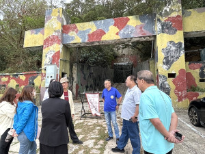 　連江縣文資審議委員針對北竿社會住宅有關戰地風貌保留部份現勘，原則支持本案推動。（圖／文：陳鵬雄）