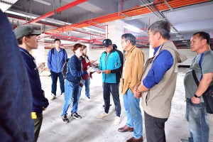 　東引鄉行政大樓及地下停車場拆除重建工程接近完工階段，縣府邀集5大管線主管機關與事業單位共同辦理現場會勘與研討，以加速建築完工啟用進程。（圖／文：陳其敏）