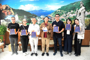　關心國際藝術島辦理現況，文化總會前秘書長林錦昌拜訪縣長，王忠銘致贈全新出品「新臺馬輪紀念酒」，希望來賓們廣為推銷馬祖好酒。（圖／文：曹重偉）
