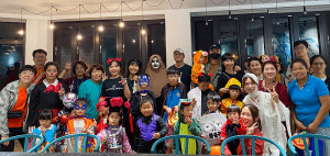 萬聖夜,東莒國小校長劉碧雲帶著東莒國小與附幼兒園全校師生精心打扮走上街。(圖/文:蔡夢玲)