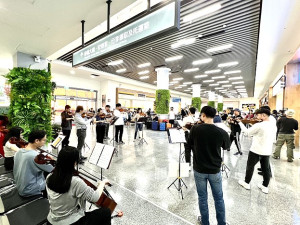 NSO國家交響樂團與青年音樂家3日上午返台前在機場快閃演奏,精彩演出獲得現場觀眾熱烈掌聲。(圖/文:馮紹夫)