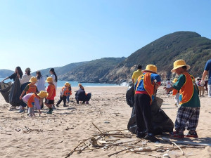 海大馬祖校區結合社區及幼兒園大班舉辦向海致敬坂里共好淨灘活動。(圖:海大馬祖行政處提供)