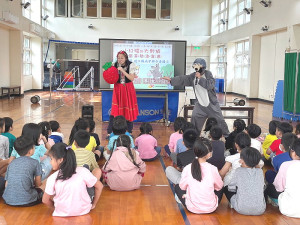 經過密集宣導,「馬祖校園 Me Too,用相聲戲劇向性騷說不」系列活動圓滿落幕,主題為性侵害防治的戲劇《小紅帽》讓學童印象深刻。(圖/文:曹重偉)