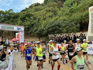 第8屆馬祖馬拉松4日上午開跑，2700多名跑者共襄盛舉。(圖：馮紹夫)