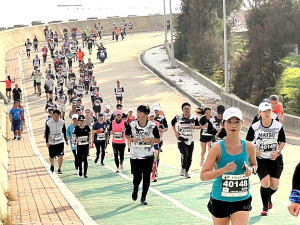 　2023第8屆馬祖馬拉松4日開跑，2600多名跑者體驗馬祖最硬賽道，對沿途景致與戰地特色讚不絕口。（圖／文：馮紹夫）