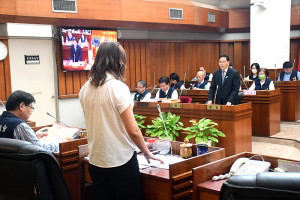 　連江縣議會第8屆第2次定期大會開議，議員們針對縣長施政報告及近期重點工作提出質詢。（圖／文：曹重偉）