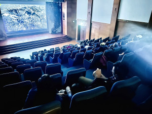 金門知名導演董振良反戰訴求電影《N不O》 7日晚間在民俗文物館演藝廳免費放映,吸引多位關心此議題的遊客鄉親前往欣賞。(圖/文:曹重偉)