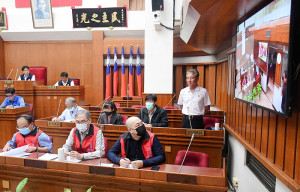 　議場新面孔，定期大會工作報告前先請新任東引戶政事務所主任柳宗宏起身自我介紹。（圖／文：曹重偉）