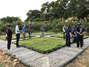 　南竿鄉生命園區舉行首例環保樹葬儀典，南竿鄉長林志東及縣府民政處同仁到場參與。（圖／文：吳嘉榮）
