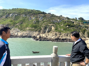 縣長王忠銘抵達東莒關切漁船漁具失竊案。(圖/文:蔡夢玲)