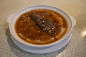 傳統的鰛魚經典,將重發酵的鰛魚和五花肉一同清蒸,既然黃克文主廚用五花肉,郭庭瑋主廚則選用豬里肌瘦肉,取鰛魚魚露加上栗子地瓜熬煮成燒肉醬汁,邊煎邊澆淋讓醬汁巴附其上,最後灑上滿滿的珠蔥提味。(圖:黃繼賢)
