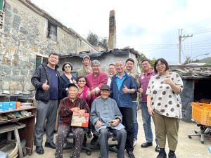 　橋仔盧依自老先生歡度103歲生日，北竿所會村長等前往祝壽。（圖／文：陳鵬雄）