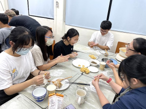 海大第五屆海洋生技系學會在基隆校本部舉辦首屆馬祖地瓜餃大會。(圖:海大提供)