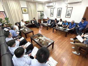 立委陳雪生9日下午2時30分在議會會議室主持馬祖小三通貨物運量提高協商會議,包括縣長王忠銘、議長張永江及多位議員與會討論。(圖/文:曹重偉)