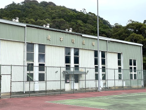 　北竿羽球館配合中山國中遷校工程不久後要拆除，未來可能長達3年時間學生無室內空間可練習打球。（圖／文：陳鵬雄）