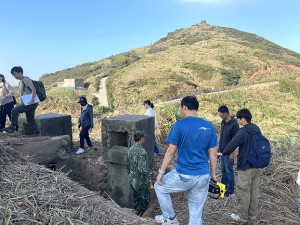 　規劃閒置據點結合觀光的可能性，莒光守備大隊大隊長林育民及鄉長陳樂禮陪同中國文化大學副教授汪怡嘉，一同前往閒置的坑道據點實地探查。（圖／文：宋幸儒）