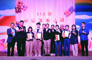 　慶祝醫師節，縣長王忠銘表揚今年度優良醫師曹玉舲、優良醫事人員藥師曹芳琦、優良護理師劉俊毅、陳淑貞。（圖／文：曹重偉）