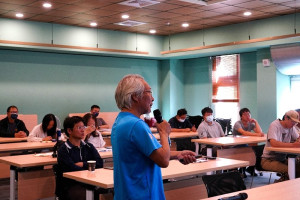 112年度連江縣社區規劃師輔導計畫首場講座,邀請輔大教授顏亮一、地區藝術家曹楷智分享經驗。(圖:島上好團隊)