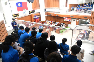 　連江縣議會第8屆第2次定期大會各局處工作報告，中山國中師生校外教學特別前往縣議會旁聽，感受民主代議制度的氣氛。（圖／文：曹重偉）