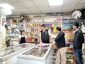 縣長王忠銘、立法委員陳雪生在莒光鄉長陳樂禮陪同下訪視各村家戶,了解當地居民的需求與建設。(圖/文:蔡夢玲)