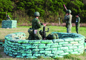 陣地指揮官實施射擊訓練。(圖:陳承杰)