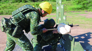 射手實施跪姿射擊。（圖：楊玖千）