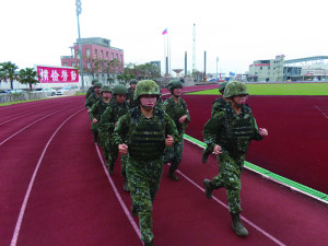 官兵實施武裝負重跑步訓練。（圖：陳君瑜）