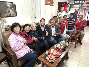 　仁愛村馮嫩妹女士過93歲生日，縣長王忠銘上午會同鄉長林志東等前往登門祝壽，其子朱秀松與多位子孫輩家屬一起迎接賀客到訪。（圖／文：曹重偉）
