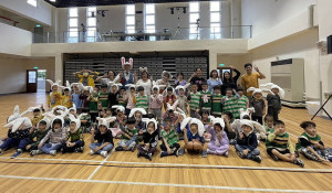文化處推動劇場生活化,10日前進介壽幼兒園舉辦「劇場兔兔來探險」劇場導覽活動,邀幼兒園各班小朋友親臨《生紅過夏》演出現場。(圖/文:曹重偉)