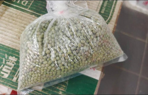 衛福局公布112年10月份市售食品抽驗結果,1件粉綠豆農藥殘留不符法規,已請攤商將違規產品下架不得販售。(圖:連江縣衛福局)