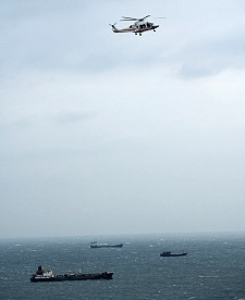 　海象不佳船班停航，過去幾天東引對外交通依賴直昇機疏運，突破「關島」。（資料照片）