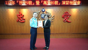 縣府獲得今年全民防衛動員暨災害防救演習兵棋推演(民安9號)及軍民聯合防空演習(萬安46號)雙項績優單位,處長曾玉花代表受獎。(圖:縣府民政處)