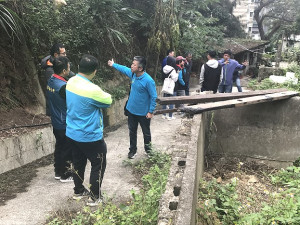 　南竿鄉代會14日於清水村進行鄉政考察，評估邊坡整治工程可行性。（圖／文：吳嘉榮）