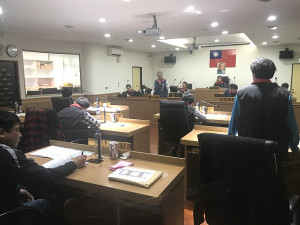 　南竿鄉代會第1天鄉政總質詢，鄉代們針對生命園區規劃、獅子市場管理、促進長者社會參與交流活動等多項議題提出質詢。（圖／文：吳嘉榮）