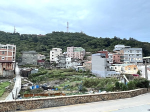 為解決復興村停車困境,交旅局規劃在議會前方農地興建一座44席車位的停車場。(圖/文:馮紹夫)