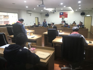 　南竿鄉代會第2天鄉政總質詢，鄉代們針對墓政業務、社會福利、獅子市場等多項議題提出質詢。（圖／文：吳嘉榮）