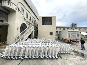 　正新橡膠工業股份有限公司捐贈馬祖100輛手推車。（圖：連江縣港務處）