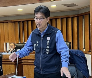 議員曹爾章進行縣政總質詢。(圖/文:馮紹夫)