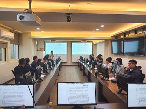 　連江地檢署舉辦新世代打擊詐欺策略聯防會議，邀相關機關共同商討打詐對策；由主任檢察官鄭子薇主講新興詐欺案件手法及案例分析。（圖：連江地檢署）