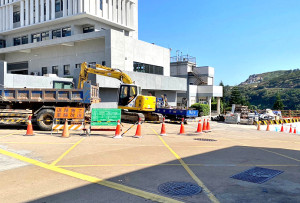　配合電力管路銜接工程，東引鄉公所新建大樓前方部分道路封閉施工，鄉公所籲請駕駛人行經縮減路段小心慢駛。（圖／文：陳其敏）