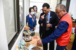 　因應議員關心，產發處於議會舉辦111年SBIR產品展示會，縣長王忠銘、議長張永江、副議長林明揚及議員、縣府主管參觀及試吃。（圖／文：曹重偉）