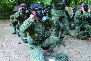 　官兵進行防護面具限時試戴測驗。（圖：林雅琪）